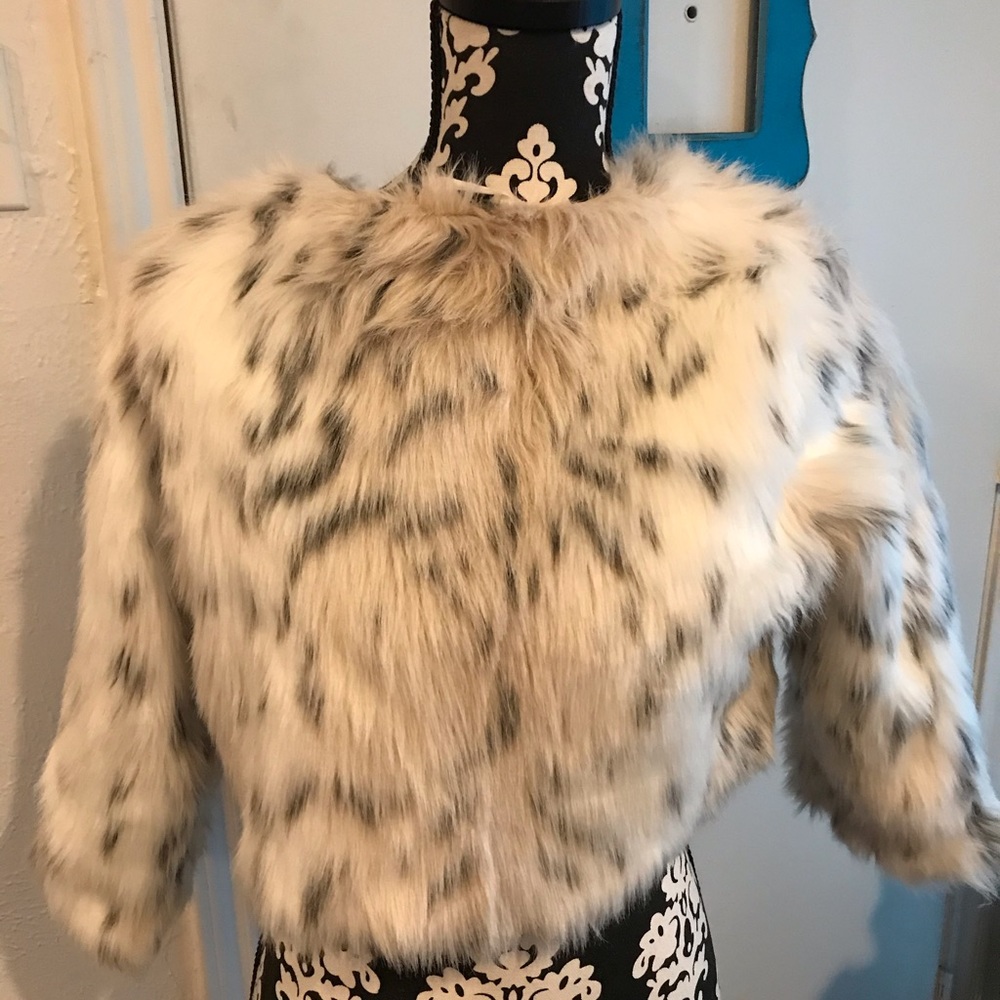 Crop faux fur three quarter sleeved jacket 🧥